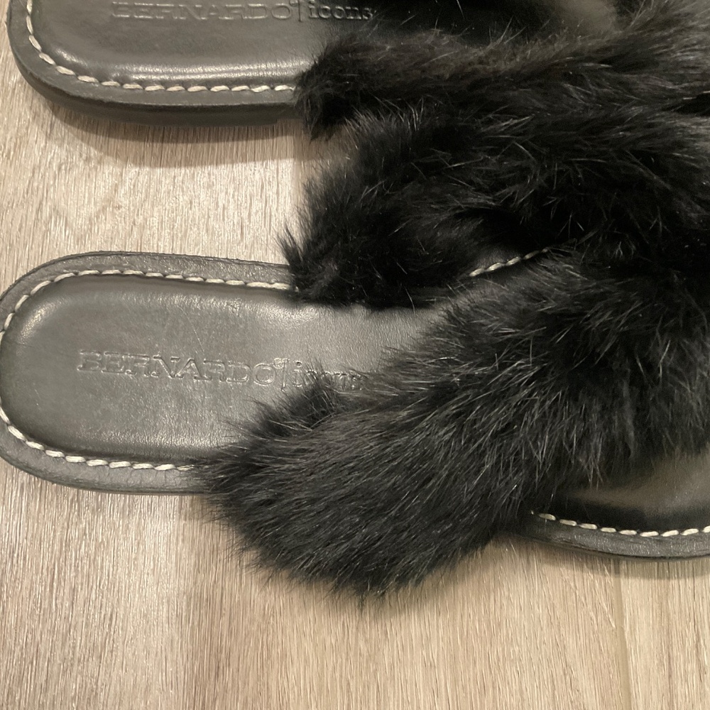 BERNARDO Miami Fur Thong Sandals Black Size 9 - Picture 3 of 7